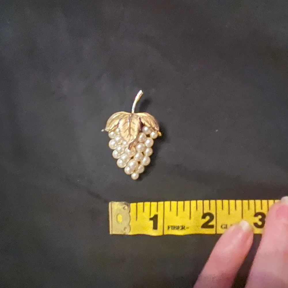 Vintage Crown Trifari Gold Tone Grape Cluster Pearl Brooch